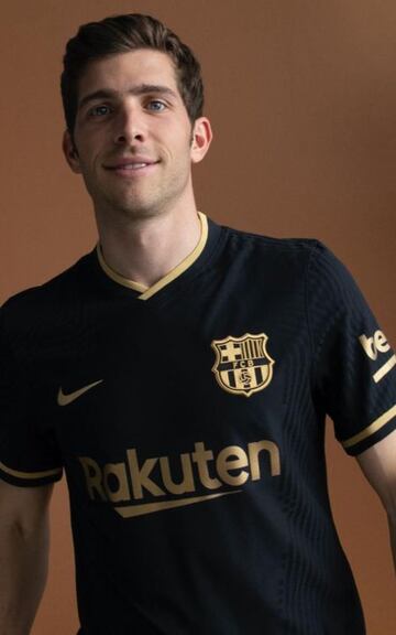 El Fútbol Club Barcelona ha presentado la que será la segunda equipación para la temporada 2020/21. La indumentaria ha sido presentada bajo el ‘Los colores van por dentro’ ya que el negro es el color protagonista de esta equipación.