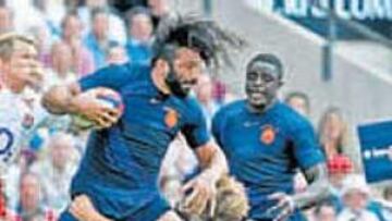 <b>IMPARABLE. </b>Chabal destroza la zaga y anota el ensayo decisivo.