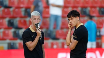 MADRID, 27/08/2024.- Los jugadores del Barcelona Dani Olmo (i) y Pau Cubarsí, durante el partido de Liga en Primera División que Rayo Vallecano y FC Barcelona disputan este martes en el estadio de Vallecas, en Madrid. EFE/Mariscal