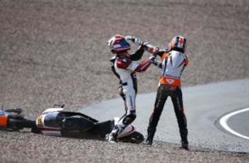 Los pilotos holandeses de Moto3, Bryan Schouten y Scott Deroue, se fueron a las manos tras una caída durante el GP de Alemania.