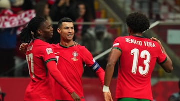 Rafael Leão, Cristiano y Renato Veiga celebran el segundo gol de Portugal.