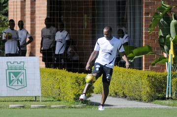 Thierry Henry se puso la camiseta 24 de Atlético Nacional en un entrenamiento en 2013, cuando el equipo dirigido por Juan Carlos Osorio consiguió el bicampeonato del fútbol profesional colombiano.