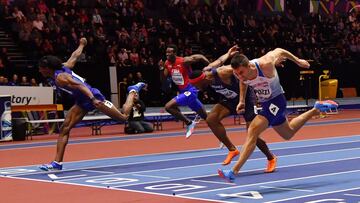 Jarret Eaton, Aurel Manga y Andrew Pozzi apuran la llegada en la final de los 60 metros vallas de los Mundiales de Atletismo en Pista Cubierta de Birmingham 2018.