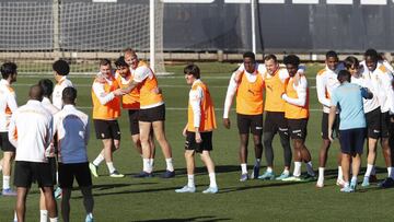 Bryan Gil, en el centro de la imagen durante el entrenamiento de ayer martes del Valencia.