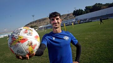 Soldevila, con el balón firmado por sus compañeros.