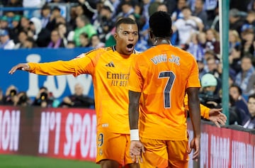 0-1. Kylian Mbapp celebra el primer tanto con Vinicius. Ela stro francs marca en el minuto 42 de partido.