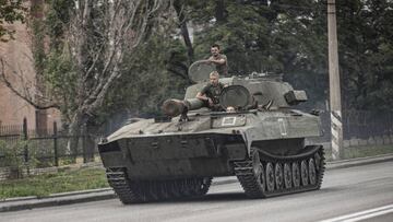 KRAMATORSK, UKRAINE - JULY 17: Ukrainian servicemen drive a tank as Russia-Ukraine war continues in Kramatorsk, Donetsk Oblast, Ukraine on July 17, 2022. (Photo by Metin Aktas/Anadolu Agency via Getty Images)