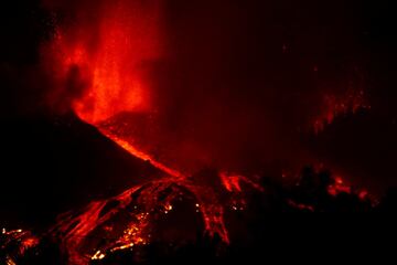 La erupción volcánica ayer (domingo 19 de septiembre) en los alrededores de Las Manchas, en El Paso (La Palma), después de que el complejo de la Cumbre Vieja acumulara miles de terremotos en la última semana, conforme el magma iba presionando el subsuelo en su ascenso. Las autoridades habían comenzado horas antes evacuar a las personas con problemas de movilidad en cuatro municipios.