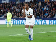VALENCIA, 15/02/2026.- El delantero nigeriano del Valencia, Umar Sadiq celebra el segundo gol de su equipo durante el partido de la jornada 24 de LaLiga que disputan el Levante y el Valencia, en el estadio Ciutat de Valencia, este domingo. EFE/Ana Escobar