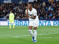 VALENCIA, 15/02/2026.- El delantero nigeriano del Valencia, Umar Sadiq celebra el segundo gol de su equipo durante el partido de la jornada 24 de LaLiga que disputan el Levante y el Valencia, en el estadio Ciutat de Valencia, este domingo. EFE/Ana Escobar
