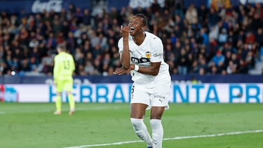 VALENCIA, 15/02/2026.- El delantero nigeriano del Valencia, Umar Sadiq celebra el segundo gol de su equipo durante el partido de la jornada 24 de LaLiga que disputan el Levante y el Valencia, en el estadio Ciutat de Valencia, este domingo. EFE/Ana Escobar