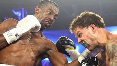 Jamel Herring golpea a Jonathan Oquendo durante su combate en Las Vegas.