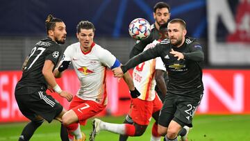 LEIPZIG, GERMANY - DECEMBER 08: Konrad Laimer of RB Leipzig (centre) is challenged for the ball by Alex Telles (L) and Luke Shaw (R) both of Manchester United  during the UEFA Champions League Group H stage match between RB Leipzig and Manchester United a