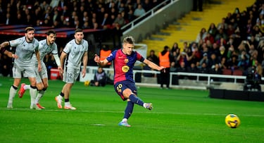 2-0. Dani Olmo anota en el segundo intento. Tras repetirse el lanzamiento, el mediocentro azulgrana, lanza a la izquierda mientras Sergio Herrera se vence hacia otro costado.