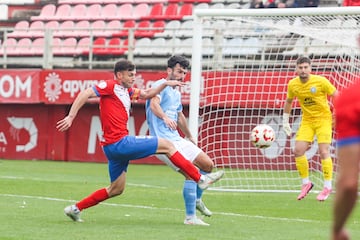 Ivn Turrillo disputando un esfrico en la ma?ana de hoy en el Nuevo Mirador frente a un jugador del Ibiza.