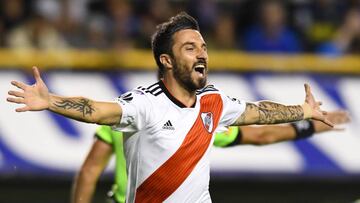 BUENOS AIRES, ARGENTINA - SEPTEMBER 23: Ignacio Scocco of River Plate scores the second goal of his team during a match between Boca Juniors and River Plate as part of Superliga 2018/19 at Estadio Alberto J. Armando on September 23, 2018 in Buenos Aires, Argentina. (Photo by Amilcar Orfali/Getty Images)