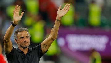 Spain's coach #00 Luis Enrique waves to supporters after his team lost the Qatar 2022 World Cup round of 16 football match between Morocco and Spain at the Education City Stadium in Al-Rayyan, west of Doha on December 6, 2022. (Photo by Odd ANDERSEN / AFP)