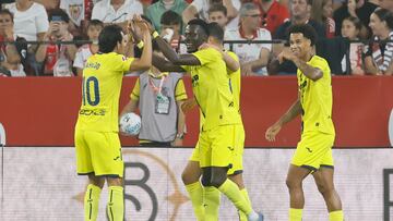 SEVILLA, 23/09/2025.- El delantero canadiense del Villarreal Tani Oluwaseyi (c) celebra su gol, primero del equipo ante el Sevilla, durante el partido de la sexta jornada de LaLiga que Sevilla FC y Villarreal CF disputan hoy martes en el estadio Sánchez-Pizjuán, en Sevilla. EFE/José Manuel Vidal