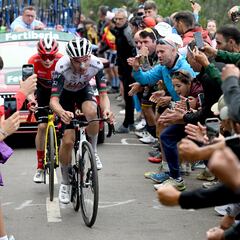 Almeida pone a Vingegaard contra las cuerdas en el Angliru