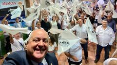 Jaime, el presidente de la peña madridista de Abarán, se hace un ‘selfie’ con sus compañeros.