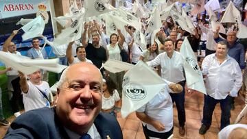 Jaime, el presidente de la pe?a madridista de Abar¨¢n, se hace un ¡®selfie¡¯ con sus compa?eros.