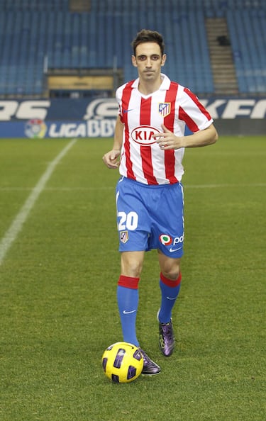 Su llegada llegó envuelta de polémico por su pasado en la cantera del Real Madrid. Llegó como extremo y su conversión a lateral le sirvió para convertirse en una leyenda del conjunto rojiblanco. 4,25 millones de euros recibió Osasuna para que el de Crevillente llegara al Calderón.