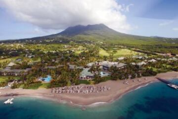 La isla Nieves está ubicada en las Islas de Barlovento, en las Antillas. Posee al menos trece volcanes, cuya última erupción se remonta hace más de seis mil años, y su capital es la localidad de Charlestown. Es una de las pocas islas del Caribe donde no hay complejos hoteleros y puertos de cruceros por lo que no está muy concurrida.