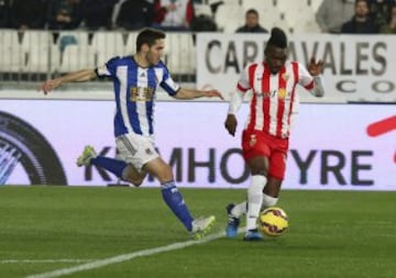 El delantero congoleño del Almería Thievy Bifouma Koulossa y el centrocampista de la Real Sociedad Gonzalo Castro.