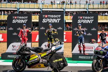 El podio del esprint del Gran Premio de Países Bajos en el Circuito de Assen con Francesco Bagnaia, segundo, Marco Bezzecchi, primero y Fabio Quartararo, tercero.
