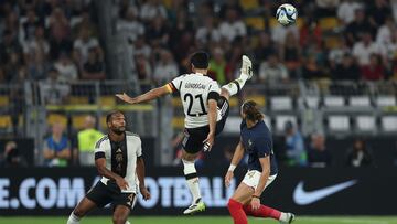 Gündogan, justo antes de caer con la espalda en el suelo después de una acción con Rabiot.