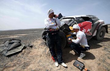 En la etapa 9, Sebastien Loeb y Daniel Elena han perdido toda opción de victoria. Rompieron en frontal de su coche al no ver un agujero. Perdieron más de siete horas en la clasificación general.