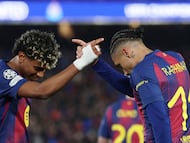 Raphinha celebra un gol con Lamine Yamal.