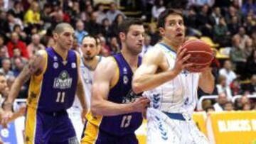 Brian Asbury controla el bal&oacute;n ante la oposici&oacute;n del ala-p&iacute;vot estadounidense del Blancos de Rueda Valladolid Ian O&#039;Leary.