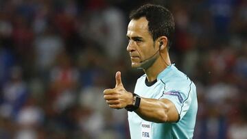 Velasco Carballo durante el Eslovaquia - Inglaterra de la fase de grupos de la Eurocopa 2016.