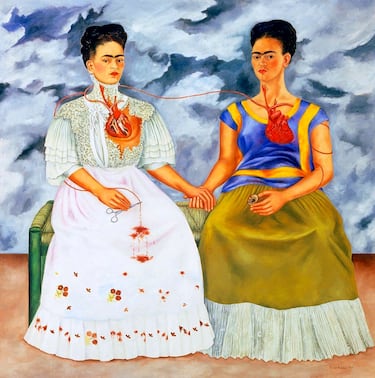 En 1939, Frida Kahlo pintó Las dos Fridas, un autorretrato doble que refleja su identidad dividida.
La obra muestra su dolor tras el divorcio con Diego Rivera, con los corazones expuestos y conectados por una arteria.
Una Frida viste de blanco europeo; la otra, con atuendo tradicional mexicano, simbolizando sus raíces.
Es considerada una de las piezas más emblemáticas del arte latinoamericano y del surrealismo.