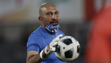 Oscar Pérez durante el calentamiento previo a un partido de Cruz Azul.