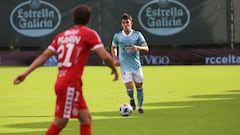 Diego Pamp&iacute;n conduce el bal&oacute;n durante un partido del Celta B en el campo de Barreiro.