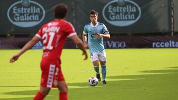 Diego Pamp&iacute;n conduce el bal&oacute;n durante un partido del Celta B en el campo de Barreiro.