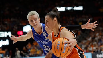 VALENCIA, 04/05/2025.- Raquel Carrera (d) del Valencia en acci¨®n ante Laura Gil del Perfumer¨ªas este domingo durante el segundo partido de semifinales, entre el Valencia Basket F y el Perfumer¨ªas Avenida F, en Valencia. EFE/ Kai F?rsterling
