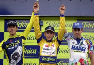 Tour de Francia del 2000. El ciclista español Roberto Heras, del equipo Kelme Costa Blanca, hizo realidad su sueño y terminó en primera posición en la última edición del siglo XX de la Vuelta a España. En la imagen, Roberto Heras (c), Kelme, Ángel Casero (izq), Festina, y el ruso Pavel Tonkov (d), Mapei, en el podio de ganadores.