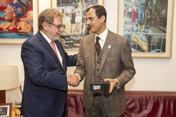 Juan Luis Cebrián y Shk. Khalid bin Thani bin Abdullah Al Thani, vicepresidente de Dar Al Sharq Group en su visita a la redacción del Diario AS.