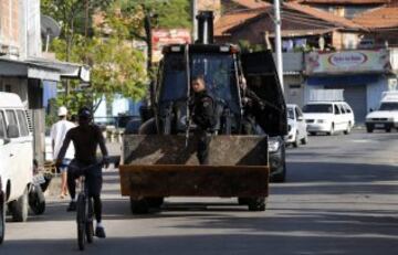 Brasil desplegará tropas federales en Río de Janeiro para ayudar a sofocar una oleada de crímenes violentos tras los ataques de narcotraficantes contra los puestos policiales en tres barrios marginales en el lado norte de la ciudad. A menos de tres meses del Mundial en el que Río acogerá a decenas de miles de aficionados al fútbol. Los ataques han lanzado nuevas dudas sobre los esfuerzos del gobierno para expulsar a las pandillas de los barrios pobres. 