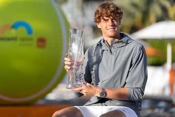 MIAMI GARDENS, FLORIDA - MARCH 31: Jannik Sinner of Italy poses with the Miami Open men's trophy at Hard Rock Stadium on March 31, 2024 in Miami Gardens, Florida.   Brennan Asplen/Getty Images/AFP (Photo by Brennan Asplen / GETTY IMAGES NORTH AMERICA / Getty Images via AFP)