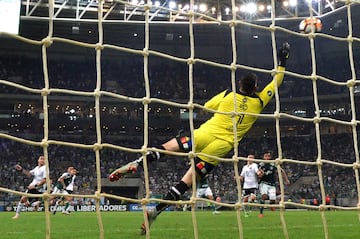 Dudu (2nd L) of Brazil's Palmeiras, kicks the ball to score against Chile's Colo-Colo, during their 2018 Copa Libertadores football match held at Allianz Parque stadium, in Sao Paulo, Brazil, on October 3, 2018. (Photo by NELSON ALMEIDA / AFP)