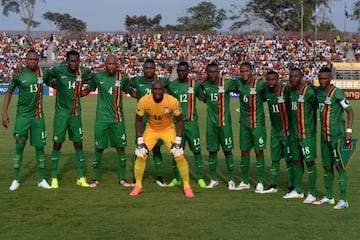 La selección de Zambia posa de una curiosa manera.