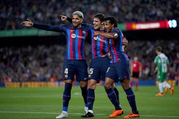 1-0. Andreas Christensen celebra el primer tanto que marca en el minuto 13 de partido con Ronald Araújo y Jules Koundé.