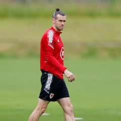 Which clubs have been offered the chance to sign Gareth Bale?