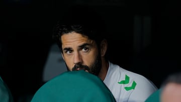 Isco en el banquillo tras volver de la lesión.