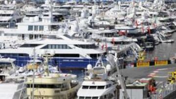 <b>GLAMOUR DENTRO Y FUERA. </b>Fernando Alonso rueda por el trazado monegasco el año pasado, cuando finalizó segundo.