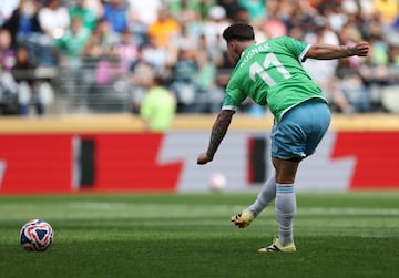 1-2. Baln colgado de la delantera de los Sounders que se queda muerto en el rea rojiblanca. El esfrico le cae a Albert Rusnk que dispara seco y raso para superar a Jan Oblak.